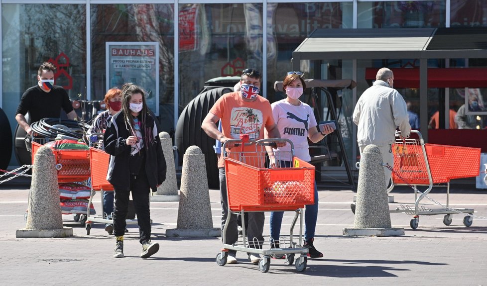 Češi vzali útokem hobbymarkety (11. 4. 2020).