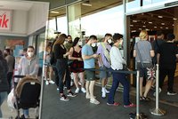 Fronty v obchodech: Češi spustili hon na oblečení či boty. „Neblbněte,“ říká Prouza