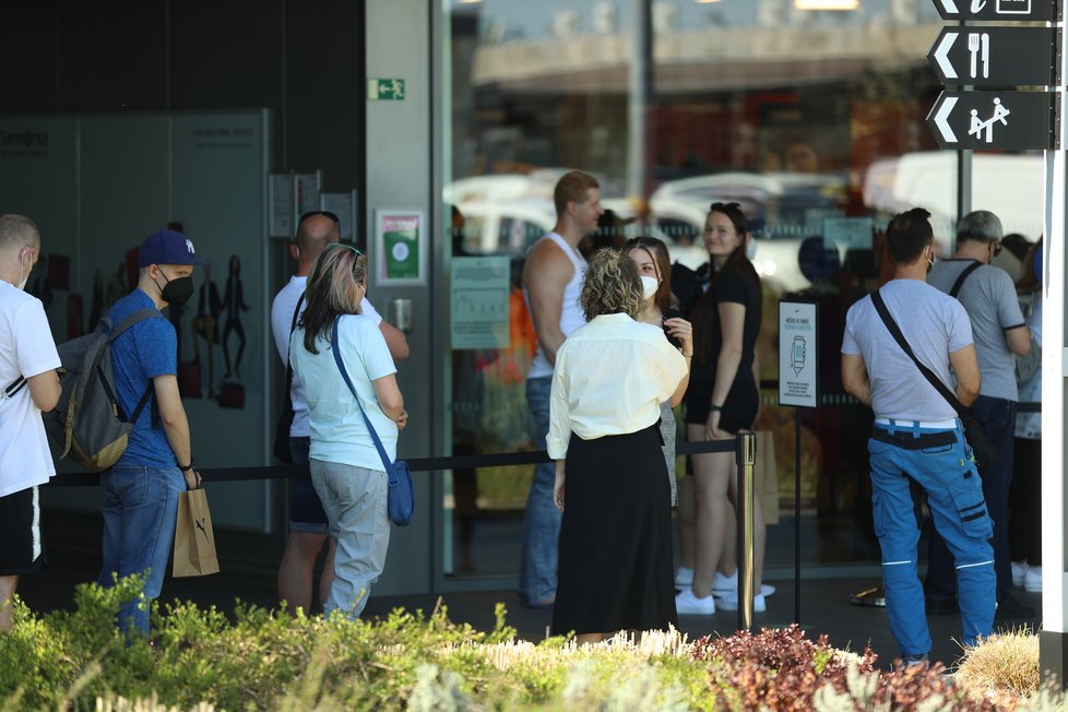 Obchody v Česku mohly 10.5.2021 opět otevřít: Fronty se tvořily ve Fashion Areně v Praze.