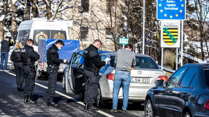 Kontroly na hraničním přechodu v Petrovicích na Ústecku.