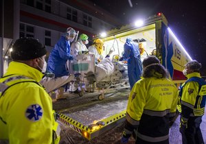 Převoz covidových pacientů z nemocnice v Náchodě (9.2.2021)