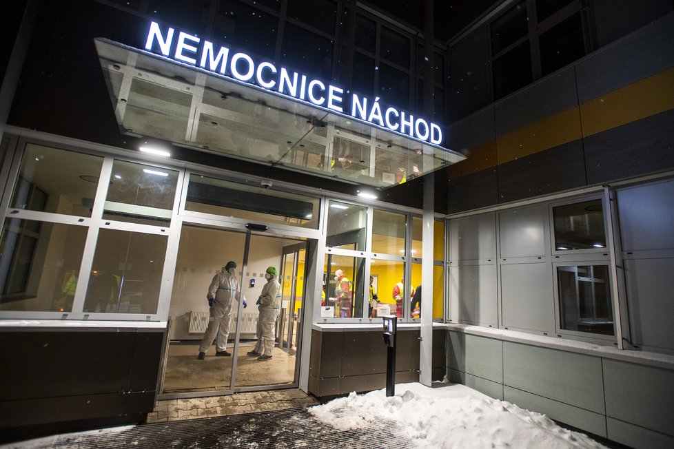 Převoz covidových pacientů z nemocnice v Náchodě (9. 2. 2021)