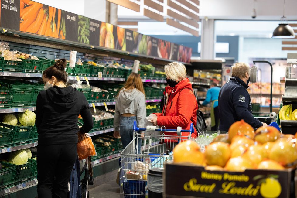 Češi v supermarketu během pandemie covidu