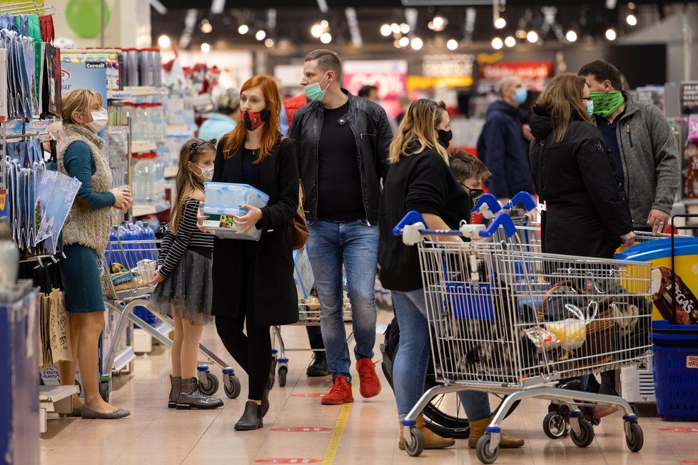 Češi v supermarketu během pandemie covidu