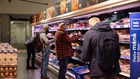 Češi v supermarketu během pandemie covidu