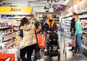 Češi v supermarketu během pandemie covidu