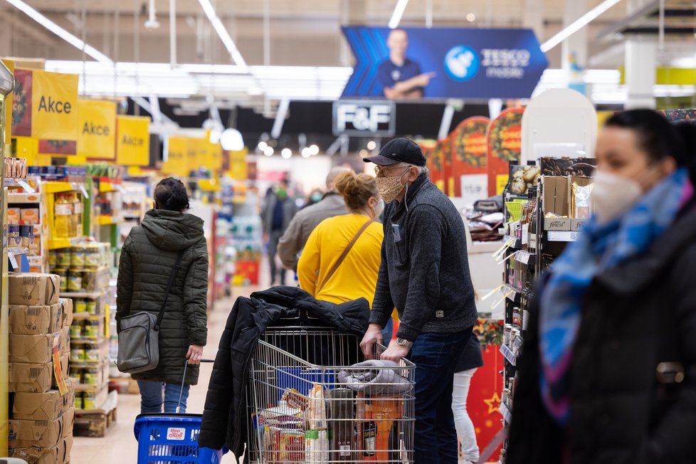 Češi v supermarketu během pandemie covidu