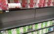 Vykoupené zboží po vyhlášení stavu nouze v ČR: Prázdné regály s těstovinami, rýží a luštěninami i konzervami v supermarketu na Praze 7 (12.3.2020)