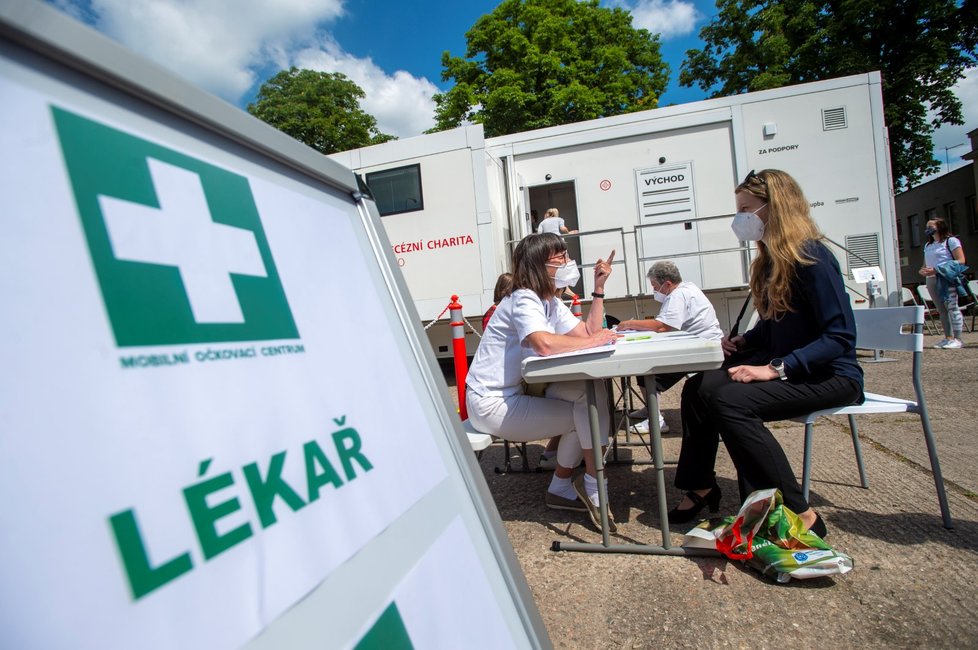 Očkovací kamion v Pardubickém kraji denně podá 700 dávek vakcíny.