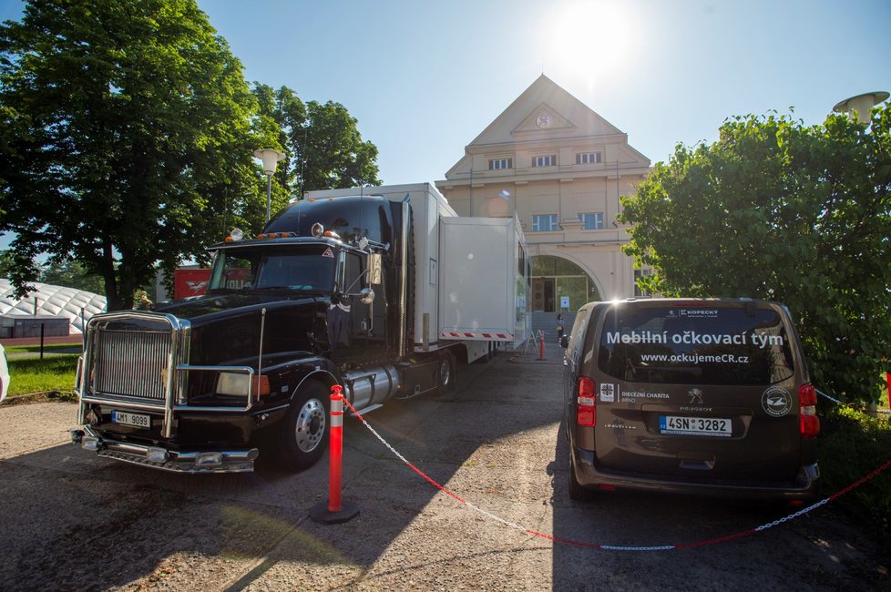 Očkovací kamion v Pardubickém kraji denně podá 700 dávek vakcíny.