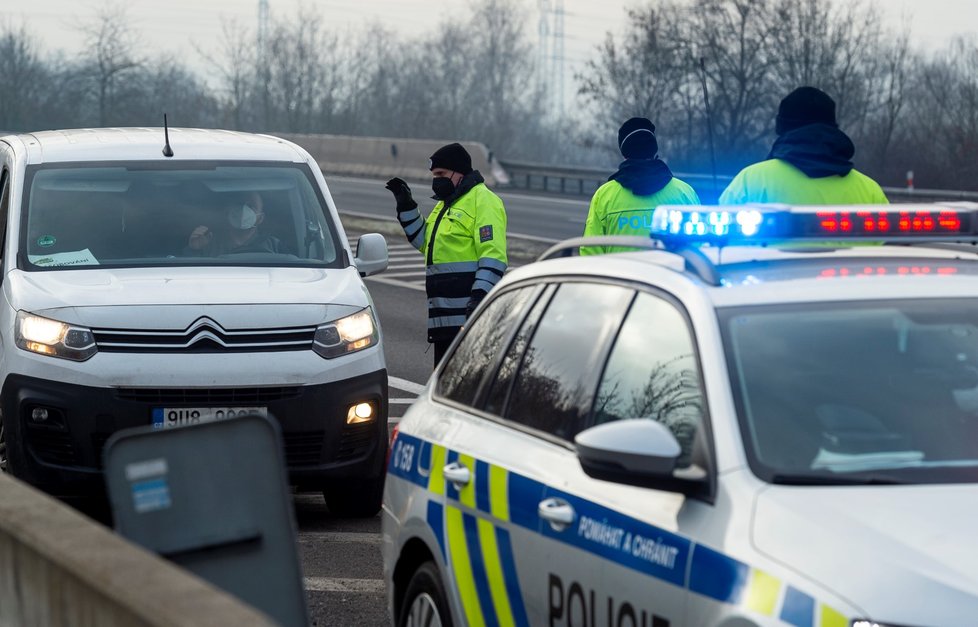 Koronavirus v Česku: Policejní kontrola u Bystřan na D8 v Ústeckém kraji poté, co vešel v platnost zákaz pohybu mezi okresy (1. 3. 2021)