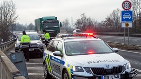 Koronavirus v Česku: Policejní kontrola u Bystřan na D8 v Ústeckém kraji poté, co vešel v platnost zákaz pohybu mezi okresy (1.3.2021)