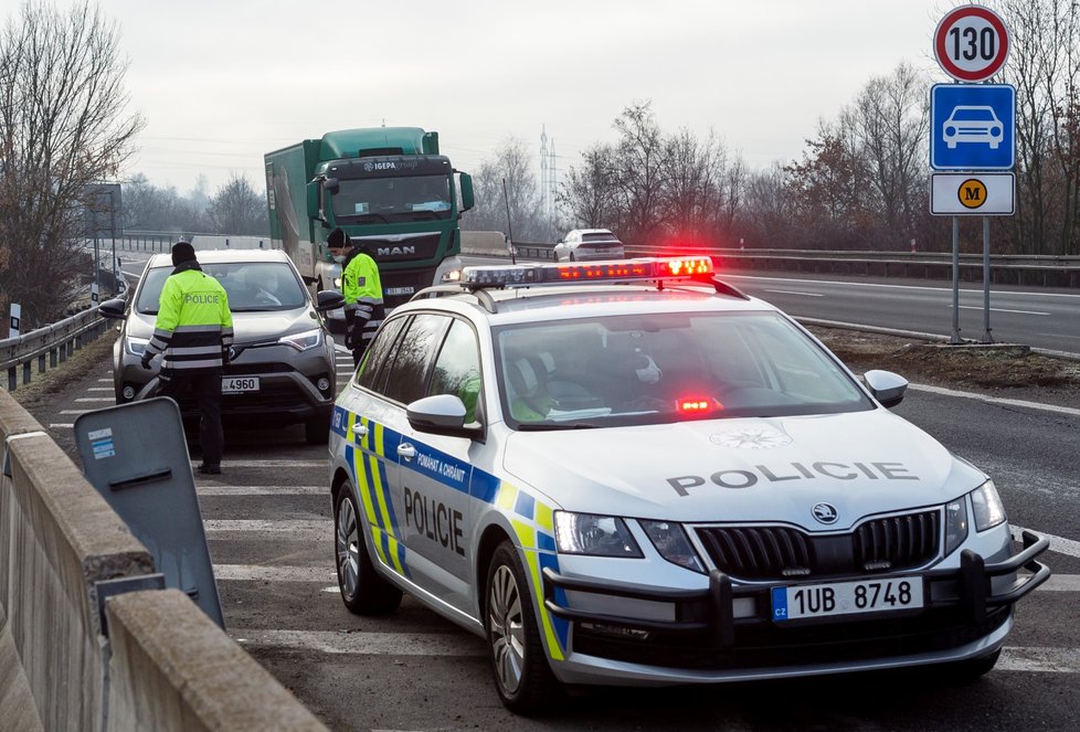 Koronavirus v Česku: Policejní kontrola u Bystřan na D8 v Ústeckém kraji poté, co vešel v platnost zákaz pohybu mezi okresy (1. 3. 2021).