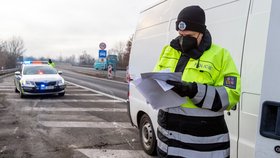 Koronavirus v Česku: Policejní kontrola u Bystřan na D8 v Ústeckém kraji poté, co vešel v platnost zákaz pohybu mezi okresy (1.3.2021)