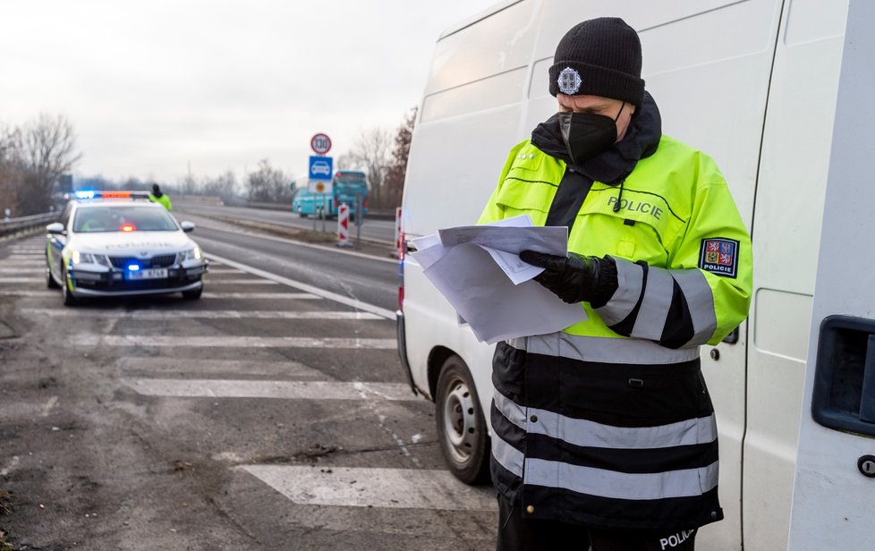 Koronavirus v Česku: Policejní kontrola u Bystřan na D8 v Ústeckém kraji poté, co vešel v platnost zákaz pohybu mezi okresy (1.3.2021).