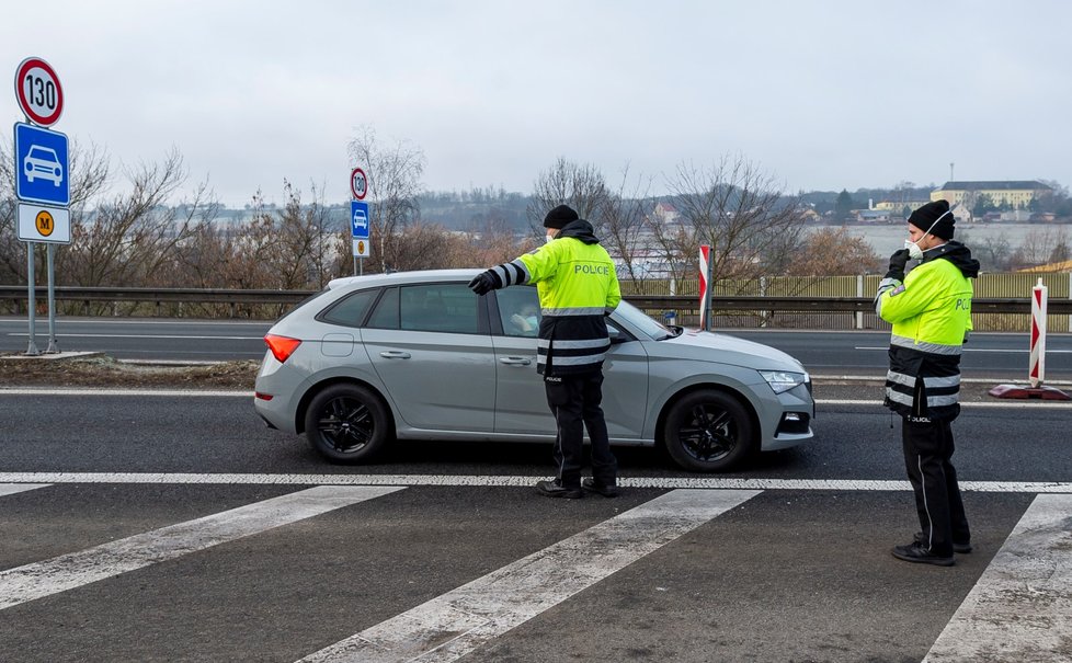 Koronavirus v Česku: Policejní kontrola u Bystřan na D8 v Ústeckém kraji poté, co vešel v platnost zákaz pohybu mezi okresy (1. 3. 2021).