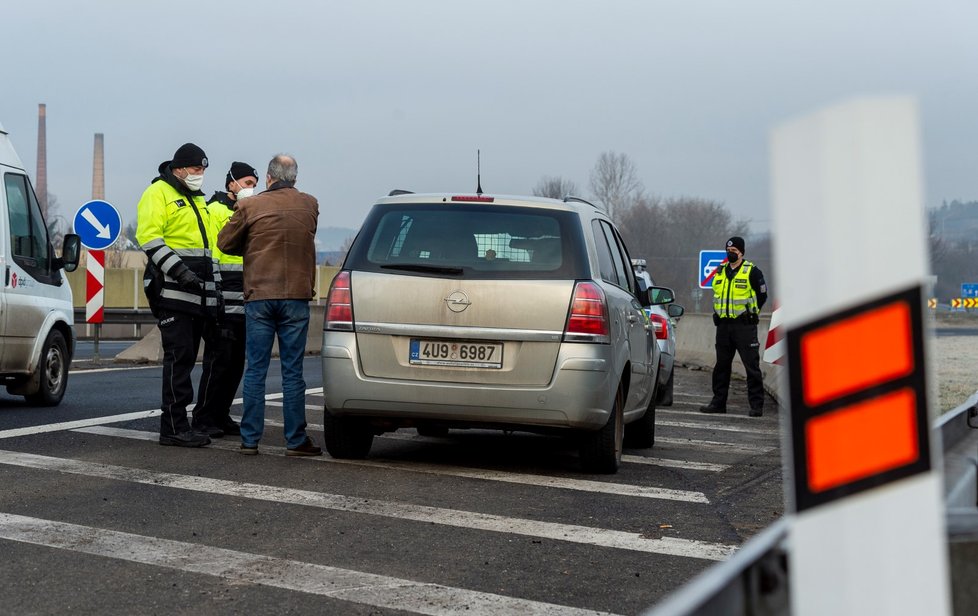Koronavirus v Česku: Policejní kontrola u Bystřan na D8 v Ústeckém kraji poté, co vešel v platnost zákaz pohybu mezi okresy (1.3.2021).