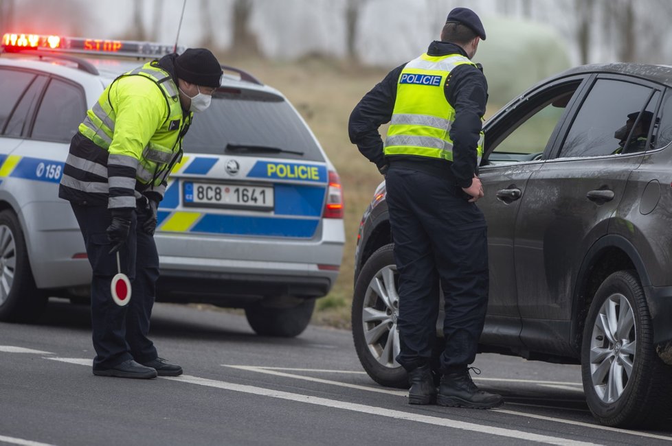 Koronavirus v Česku: Policejní kontrola mezi okresy České Budějovice a Český Krumlov poté, co vešel v platnost zákaz pohybu mezi okresy (1.3.2021).