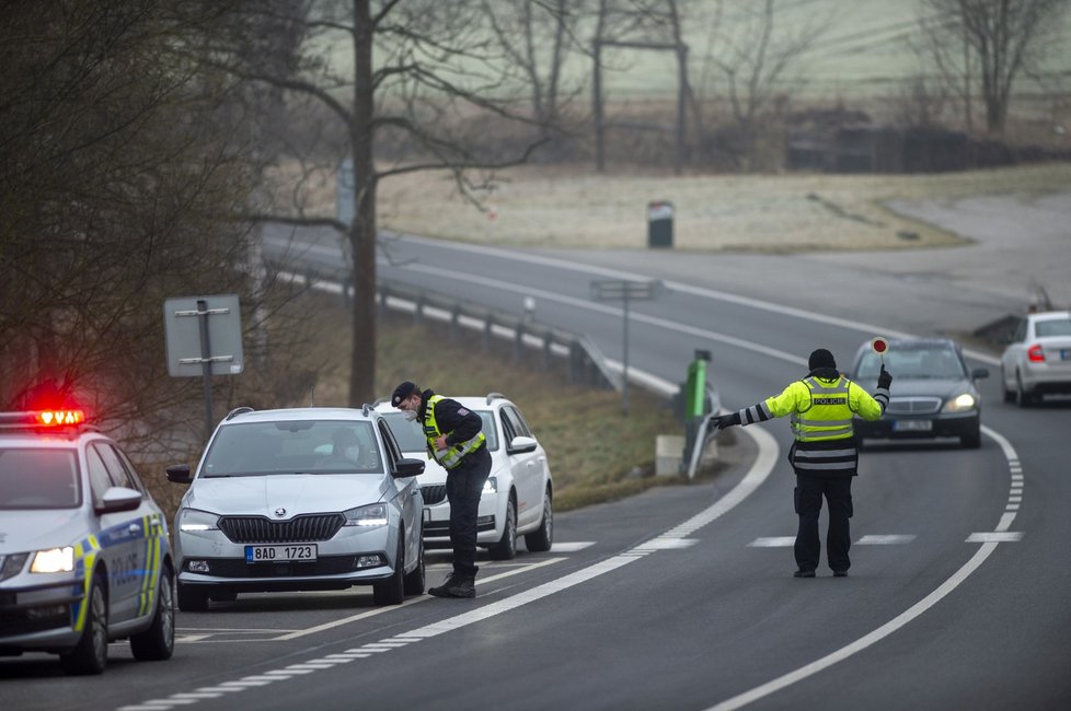 Koronavirus v Česku: Policejní kontrola mezi okresy České Budějovice a Český Krumlov poté, co vešel v platnost zákaz pohybu mezi okresy (1.3.2021).