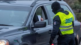 První týden lockdownu: Statisíce kontrol, pár pokut a Češi našli „fígle“ s aplikací