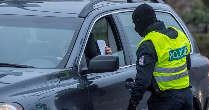 Koronavirus v Česku: Policejní kontrola dodržování zákazu a omezení volného pohybu (1.3.2021)