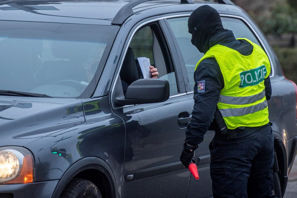 Koronavirus v Česku: Policejní kontrola dodržování zákazu a omezení volného pohybu (1. 3. 2021)