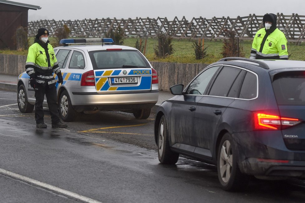 Koronavirus v Česku: Policejní kontrola mezi Ostravou a Opavou poté, co vešel vešlo v platnost opatření o omezení volného pohybu osob (1.3.2021).