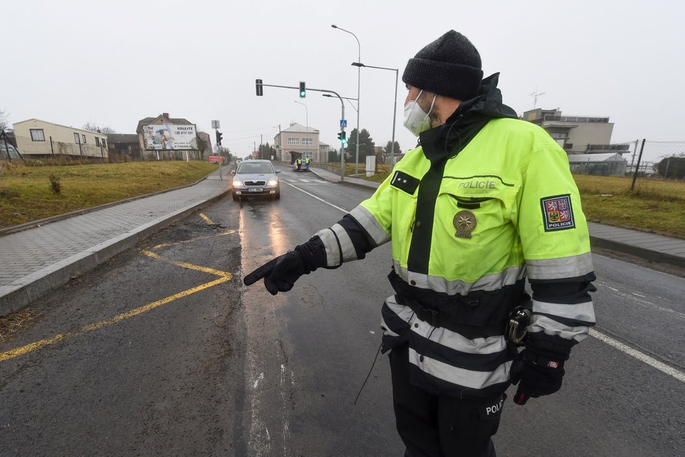 Koronavirus v Česku: Policejní kontrola mezi Ostravou a Opavou poté, co vešlo v platnost opatření o omezení volného pohybu osob (1.3.2021).