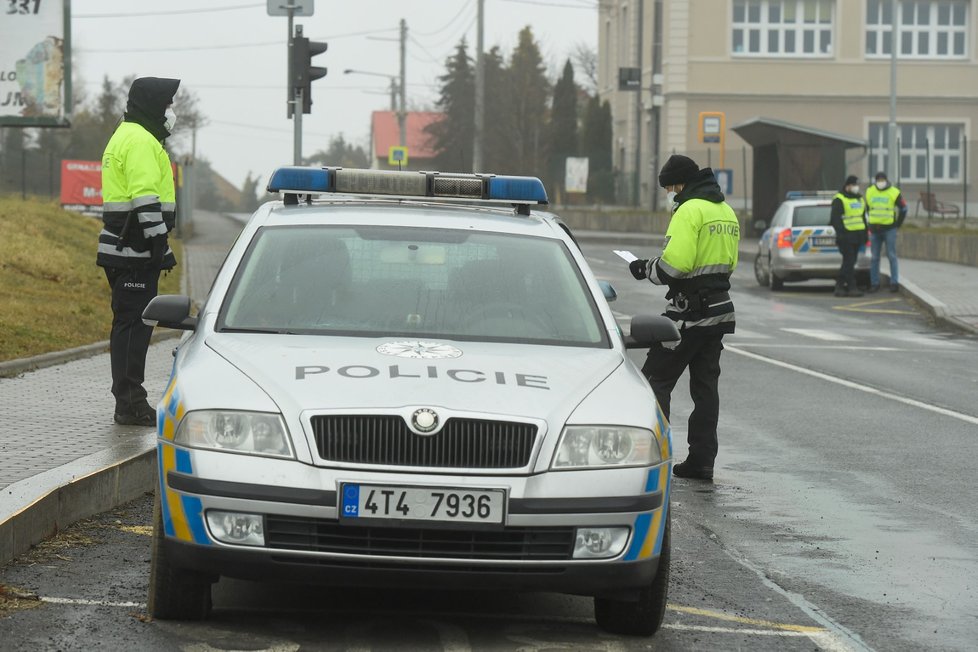 Koronavirus v Česku: Policejní kontrola mezi Ostravou a Opavou poté, co vešel vešlo v platnost opatření o omezení volného pohybu osob (1.3.2021)