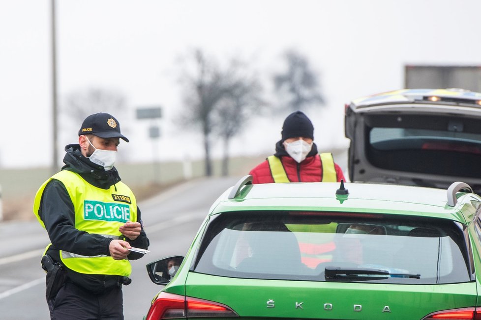 Koronavirus v Česku: Policejní kontrola mezi okresy Plzeň a Rokycany v Ejpovicích, hlídá se dodržování zákazu pohybu. (1. 3. 2021)