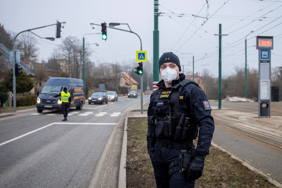 Koronavirus v Česku: Policejní kontroly mezi Sokolovem a Chebem poté, co vešlo v platnost opatření o omezení volného pohybu osob (1.3.2021)