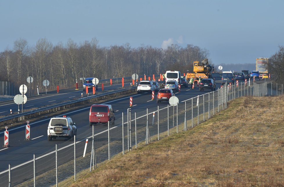 Koronavirus v Česku: Policejní kontroly mezi Sokolovem a Chebem poté, co vešlo v platnost opatření o omezení volného pohybu osob (1.3.2021).