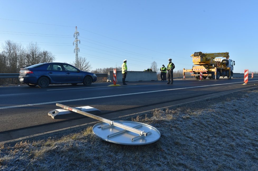 Koronavirus v Česku: Policejní kontroly mezi Sokolovem a Chebem poté, co vešlo v platnost opatření o omezení volného pohybu osob (1.3.2021).