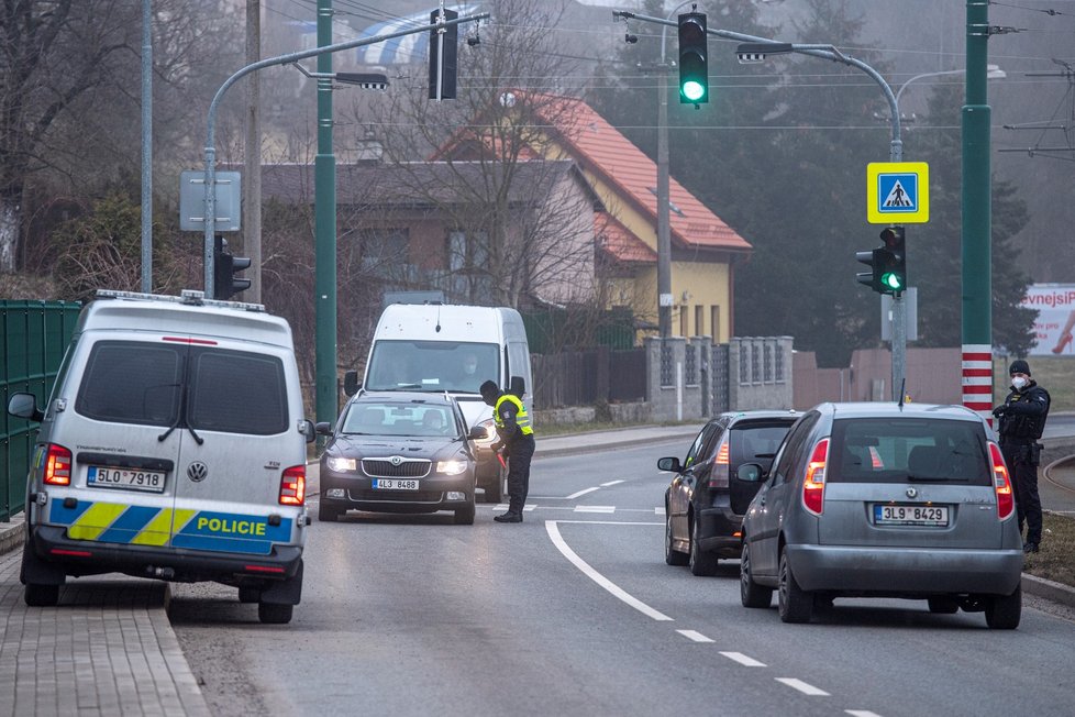 Koronavirus v Česku: Policejní kontroly mezi Sokolovem a Chebem poté, co vešlo v platnost opatření o omezení volného pohybu osob (1. 3. 2021).