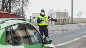 Koronavirus v Česku: Policejní kontrola mezi okresy Plzeň a Rokycany v Ejpovicích, hlídá se dodržování zákazu pohybu (1. 3. 2021).