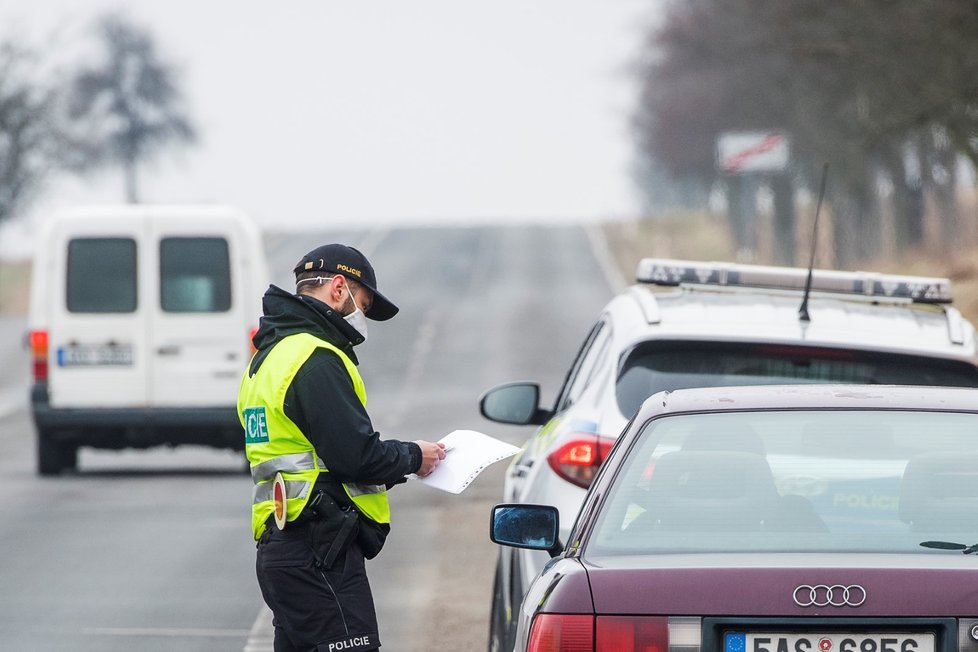 Koronavirus v Česku: Policejní kontrola mezi okresy Plzeň a Rokycany v Ejpovicích, hlídá se dodržování zákazu pohybu. (1.3.2021).