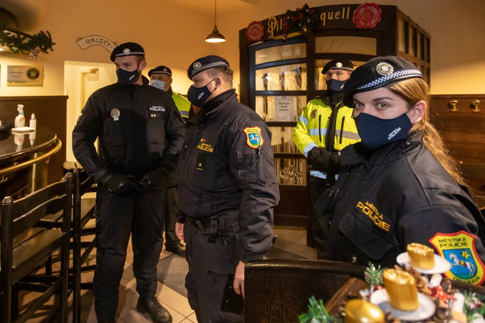 Rebelující restarauce: Půl hodiny přes vládní nařízení zůstala otevřená restaurace U Rady v Ostravě (9.12.2020)