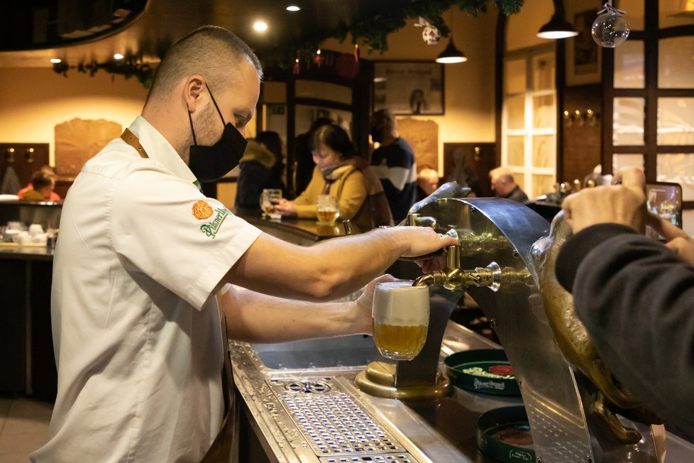 Rebelující restaurace: Půl hodiny přes vládní nařízení zůstala otevřená restaurace U Rady v Ostravě (9.12.2020).