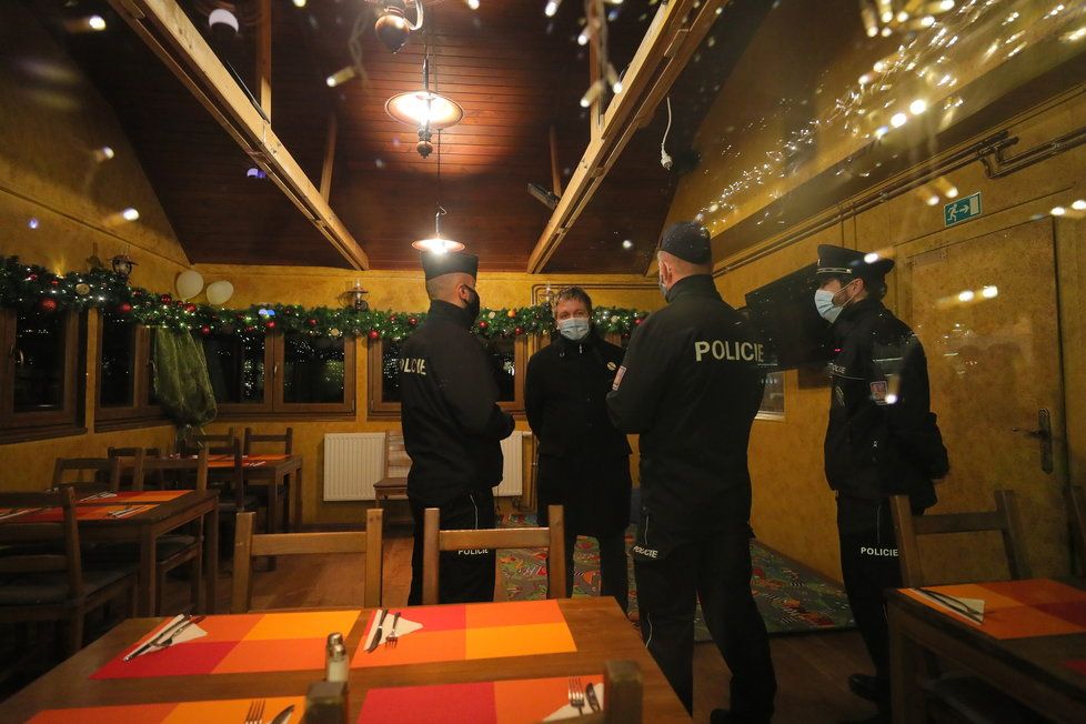 Policie zasahovala v rebelující restauraci Šeberák v Kunraticích (9. 12. 2020).