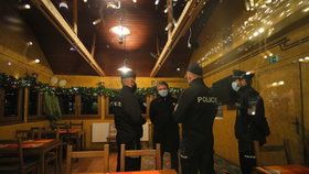 Policie zasahovala v rebelující restauraci Šeberák v Kunraticích (9.12.2020)