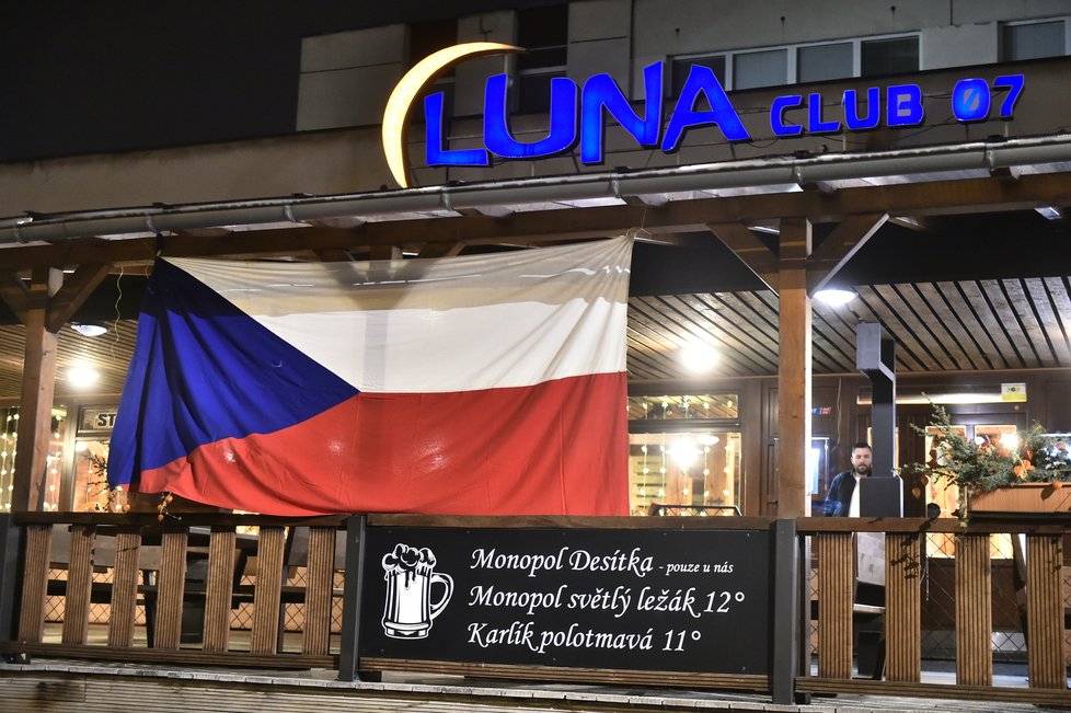 Restaurace Luna Club 07 v Teplicích zůstala otevřená po 20:00  navzdory opatřením proti koronaviru (9.12.2020)