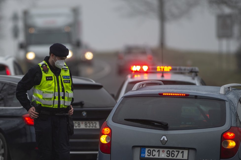 Koronavirus v Česku: Policejní kontroly dodržování zákazu pohybu na hranici Českých Budějovic a Českého Krumlova (1. 3. 2021)