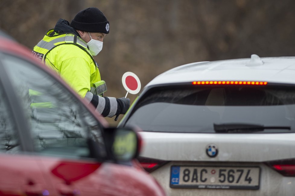 Koronavirus v Česku: Policejní kontroly dodržování zákazu pohybu na hranici Českých Budějovic a Českého Krumlova (1.3.2021)