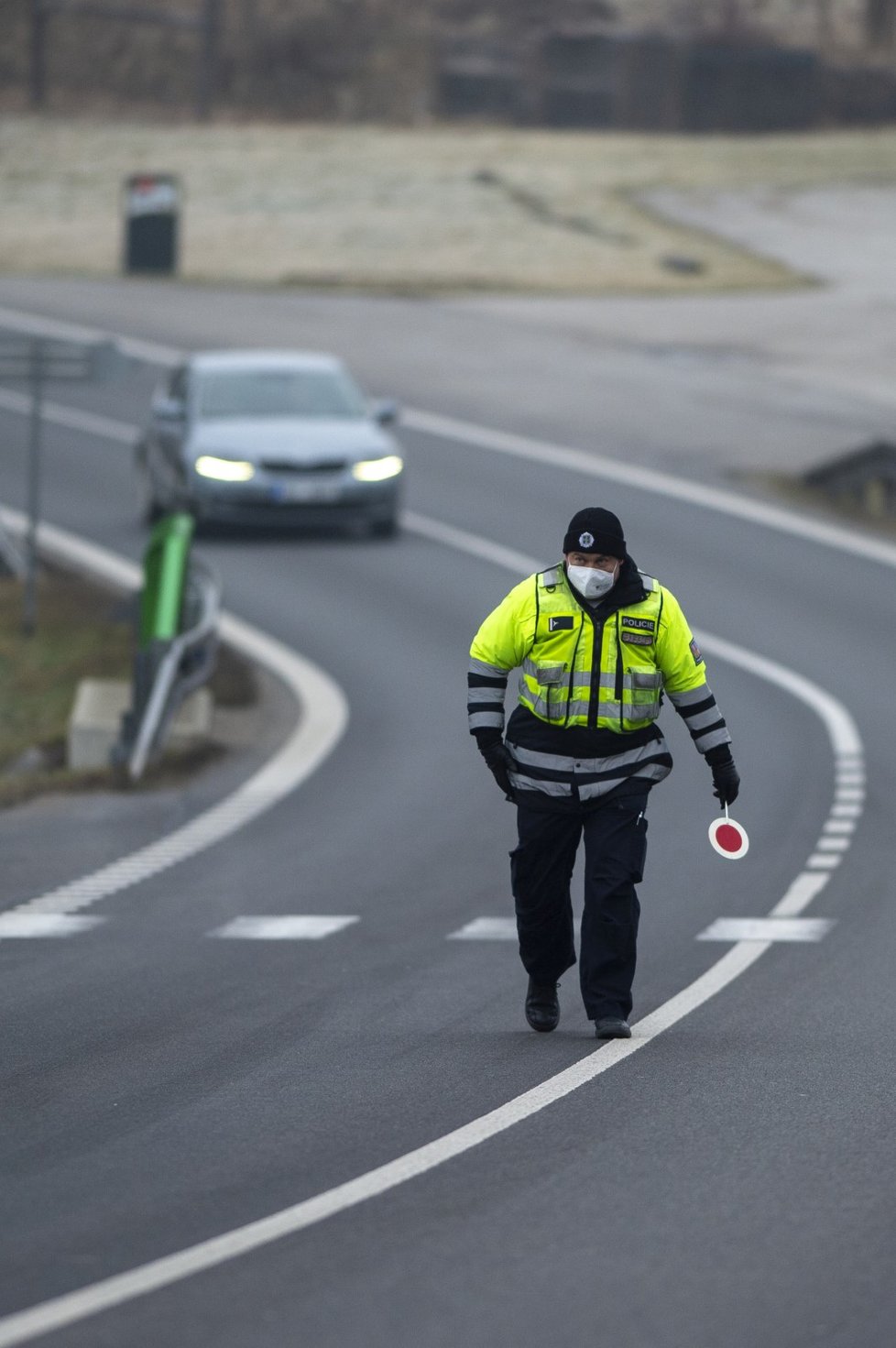 Koronavirus v Česku: Policejní kontroly dodržování zákazu pohybu na hranici Českých Budějovic a Českého Krumlova (1.3.2021)