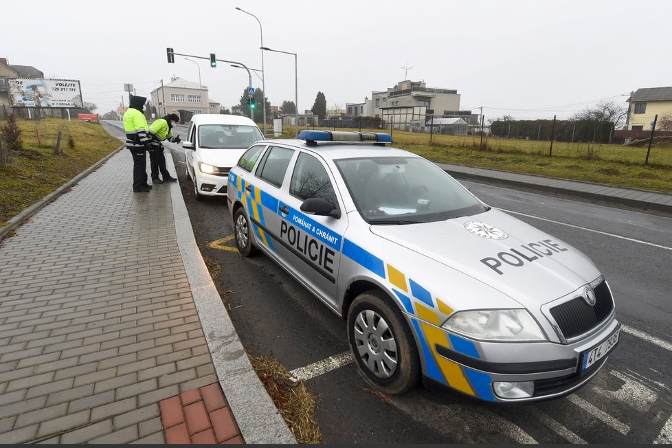 Koronavirus v Česku: Policejní kontrola mezi okresy Ostrava a Opava v Děhylově, hlídá se dodržování zákazu pohybu (1. 3. 2021).