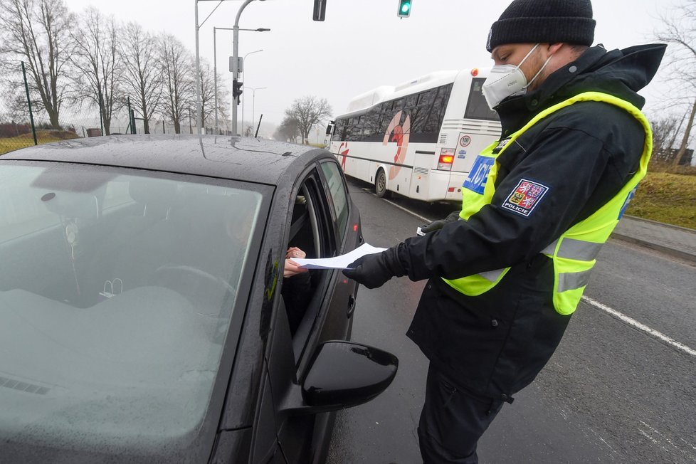 Koronavirus v Česku: Policejní kontrola mezi okresy Ostrava a Opava v Děhylově, hlídá se dodržování zákazu pohybu (1. 3. 2021).