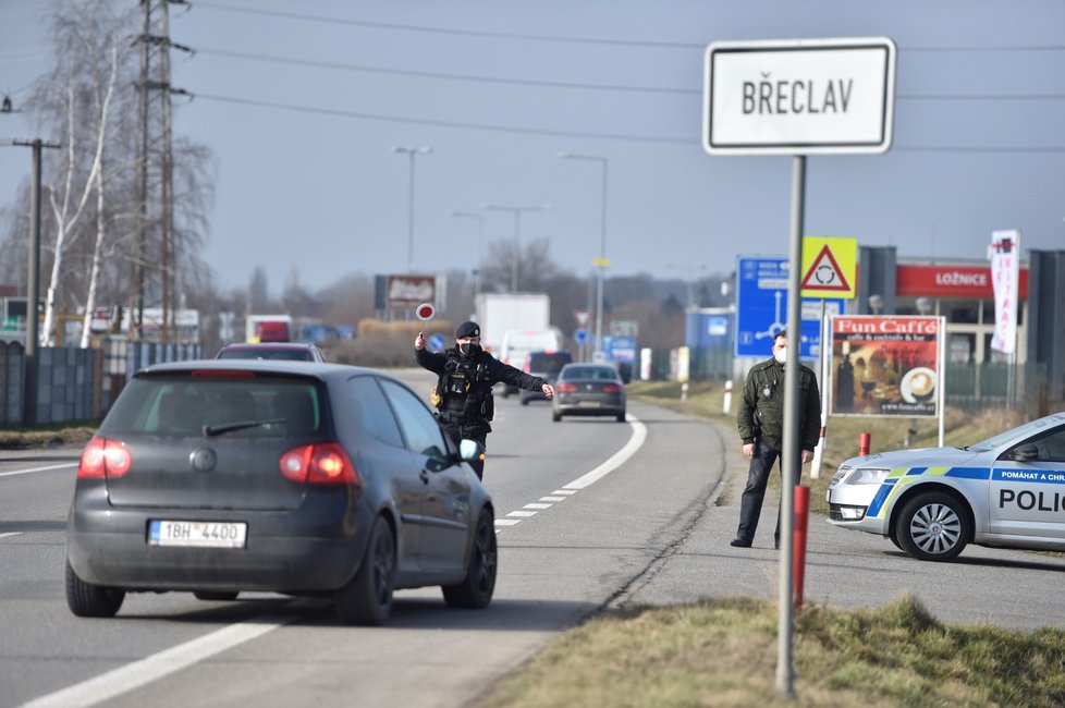 Koronavirus v Česku: Policejní kontroly v Jihomoravském kraji v Břeclavi, hlídá se dodržování zákazu pohybu. (1.3.2021)
