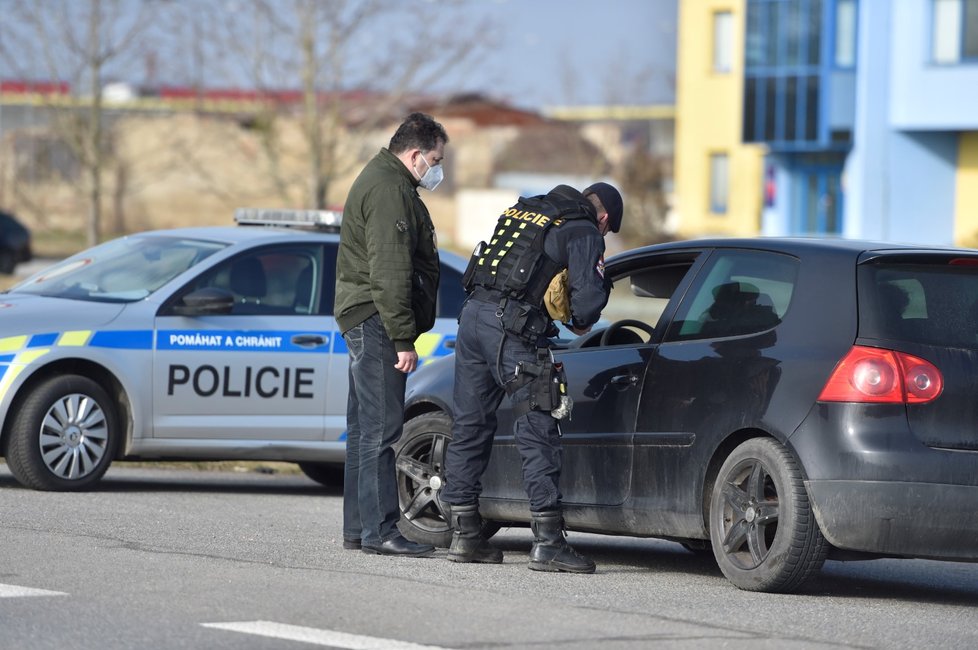 Koronavirus v Česku: Policejní kontroly v Jihomoravském kraji v Břeclavi, hlídá se dodržování zákazu pohybu. (1.3.2021)