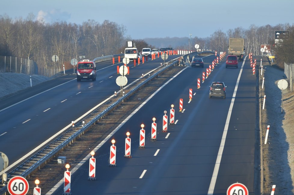 Koronavirus v Česku: Policejní kontroly dodržování zákaz pohybu v obci Kokory na Přerovsku (1.3.2021)