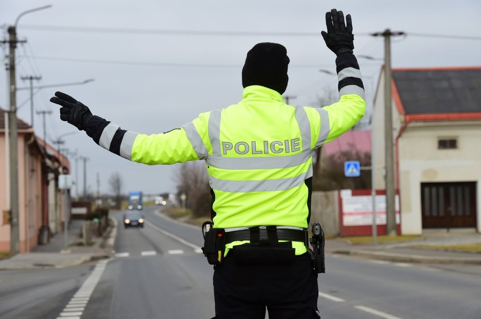 Koronavirus v Česku: Policejní kontrola mezi okresy Ostrava a Opava v Děhylově, hlídá se dodržování zákazu pohybu (1. 3. 2021).